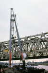 854487 Gezicht op de in aanbouw zijnde nieuwe spoorbrug (DEMKA-brug) over het Amsterdam-Rijnkanaal te Utrecht in de ...